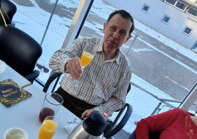 Frau mit Laptop im Café